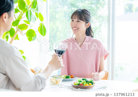 家で飲むカップル 137961213