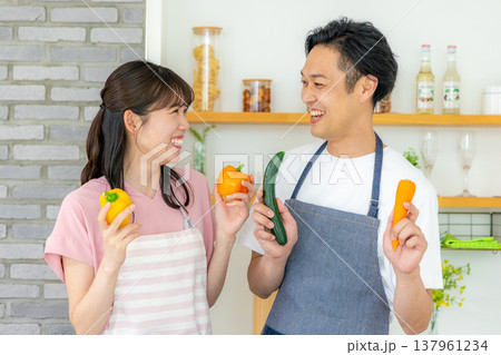 若い夫婦、キッチン、料理 若い夫婦、キッチン、料理 137961234