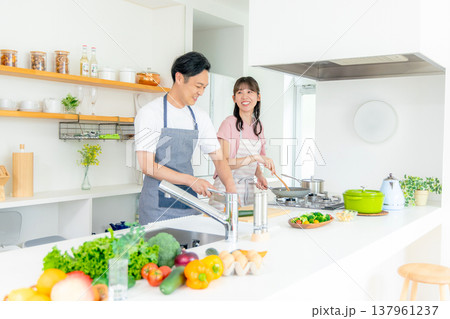 若い夫婦、キッチン、料理 137961237