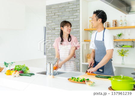 若い夫婦、キッチン、料理 若い夫婦、キッチン、料理 137961239