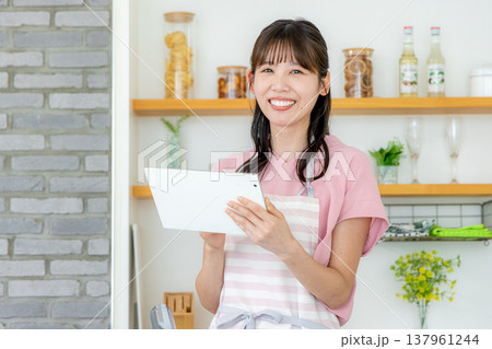 タブレットを見る主婦 137961244