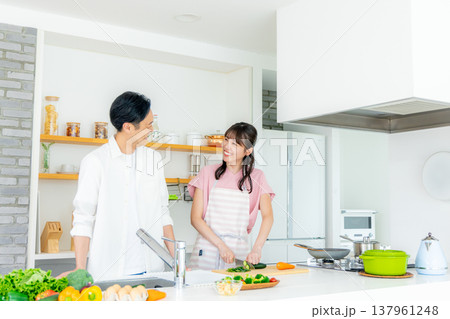 キッチンで料理をする若い夫婦 キッチンで料理をする若い夫婦 137961248