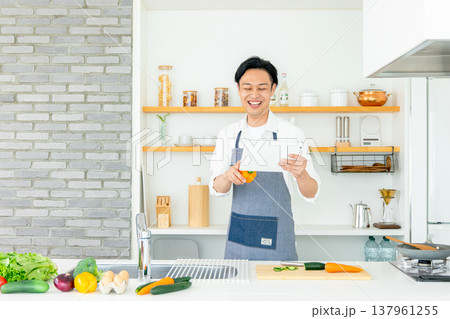 キッチンでタブレットを使う男性 137961255