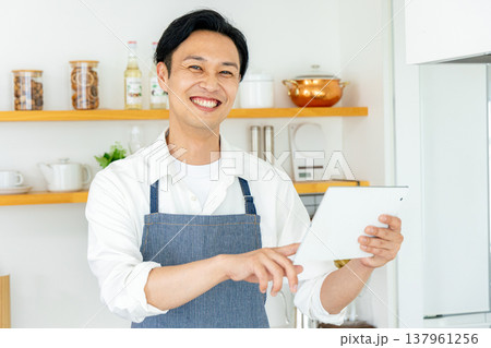 キッチンでタブレットを使う男性 キッチンでタブレットを使う男性 137961256