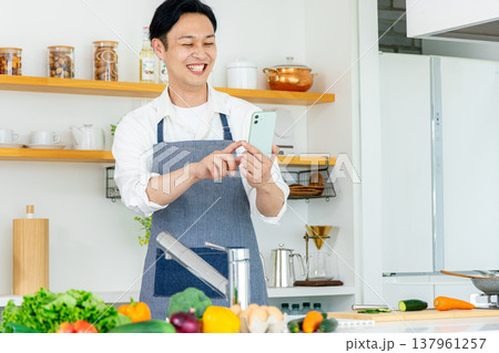若い男性、野菜、スマホ、キッチン、料理、趣味、ライフスタイル、家庭、 若い男性、野菜、スマホ、キッチン、料理、趣味、ライフスタイル、家庭、 137961257