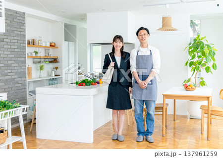 キッチンで料理をする主夫 137961259