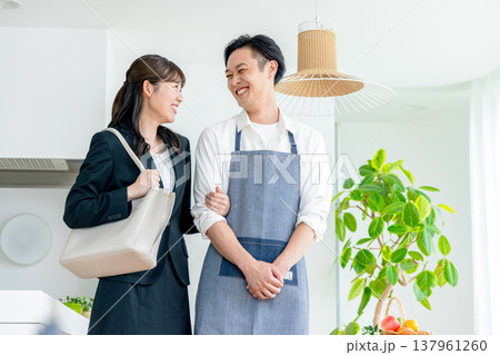キッチンで料理をする主夫 キッチンで料理をする主夫 137961260
