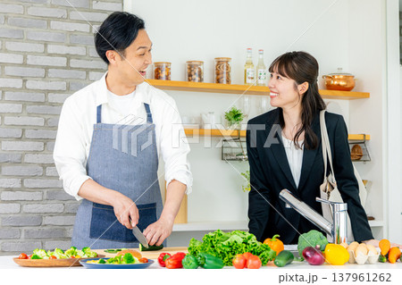 キッチンで料理をする主夫 137961262