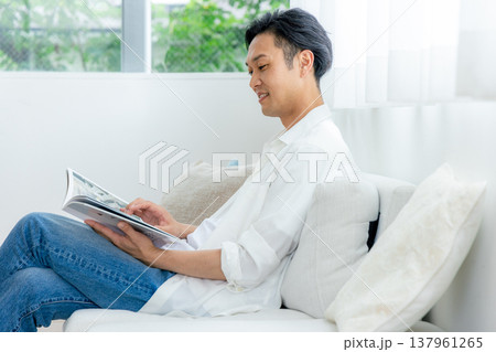 ソファーでリラックスしている男性 137961265