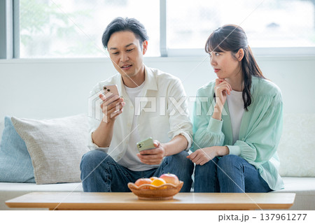 喧嘩をする夫婦 喧嘩をする夫婦 137961277