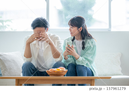 喧嘩をする夫婦 喧嘩をする夫婦 137961279