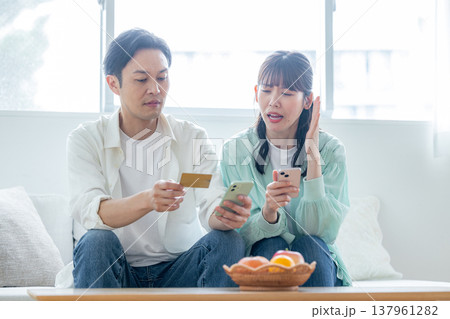 支払いに悩む夫婦 137961282