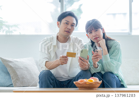 支払いに悩む夫婦 支払いに悩む夫婦 137961283