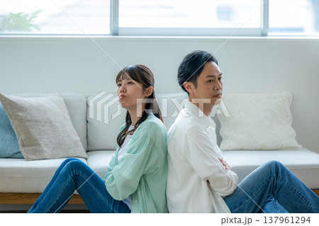喧嘩をするカップル 喧嘩をするカップル 137961294