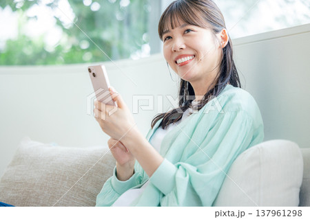 一人暮らしの女性　スマホ 137961298