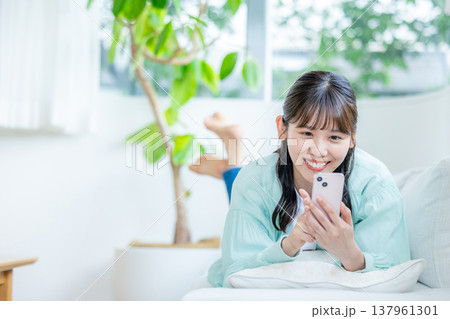 一人暮らしの女性 スマホ 一人暮らしの女性 スマホ 137961301