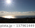 伊豆高原から見た朝日と海 137961449