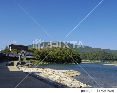 肱川より望む大洲城(愛媛県大洲市) 137961986
