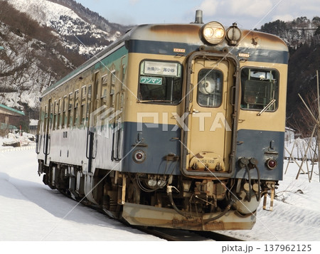 新潟県大糸線を走るキハ52 137962125