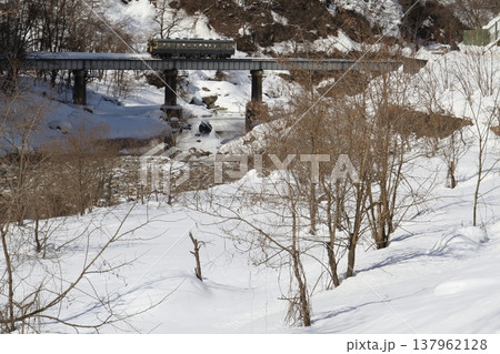 新潟県大糸線を走るキハ52 137962128