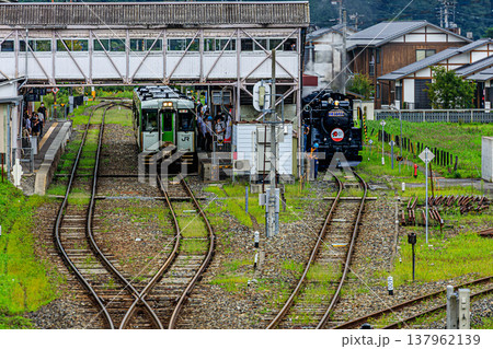 ローカル駅で並ぶSL銀河と普通列車、分岐する線路が印象的な鉄道風景 ローカル駅で並ぶSL銀河と普通列車、分岐する線路が印象的な鉄道風景 137962139