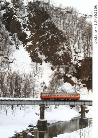 新潟県大糸線を走るキハ52 137962166