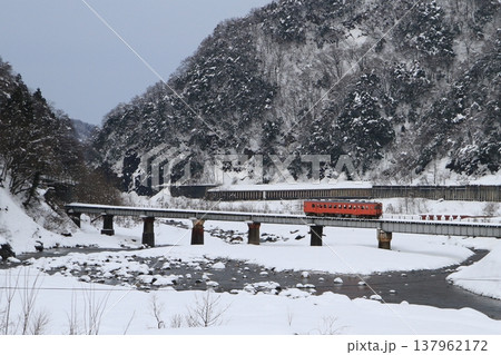 新潟県大糸線を走るキハ52 137962172