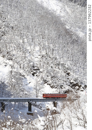 新潟県大糸線を走るキハ52 新潟県大糸線を走るキハ52 137962282