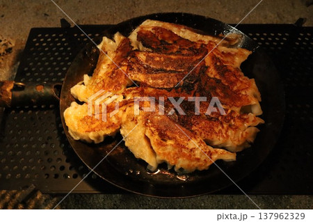 キャンプ飯　焼き餃子 137962329