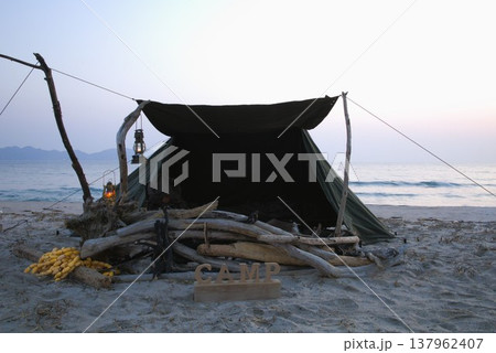 海岸で野営キャンプ 137962407