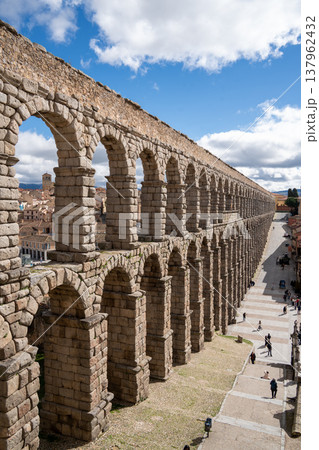 スペイン　セゴビアの水道橋 137962432