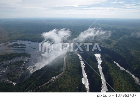 水煙を上げるビクトリアの滝　空撮 137962437