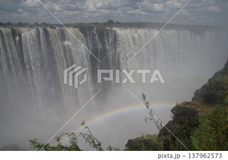 ビクトリアの滝と虹 137962573
