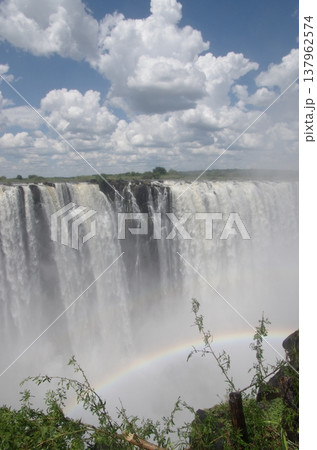 ビクトリアの滝　虹と浮雲 137962574