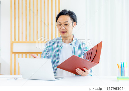 リモート会議をする男性 137963024