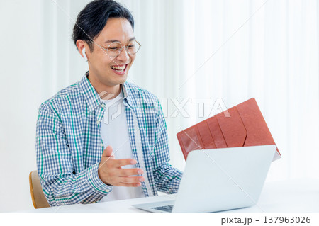 リモート会議をする男性 137963026