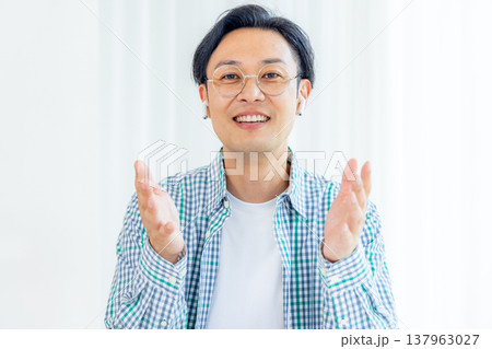 リモート会議をする男性 リモート会議をする男性 137963027