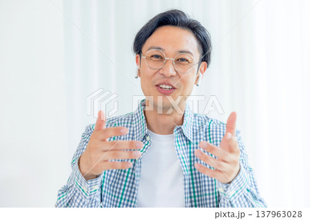 リモート会議をする男性 リモート会議をする男性 137963028