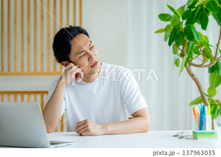 テレワークで疲れを感じる男性 テレワークで疲れを感じる男性 137963035