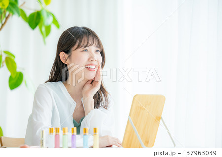 メイクをする若い女性 メイクをする若い女性 137963039