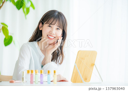 メイクをする若い女性 メイクをする若い女性 137963040