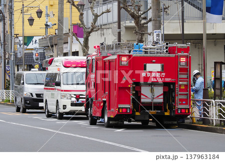 救急車と消防車 救急車と消防車 137963184