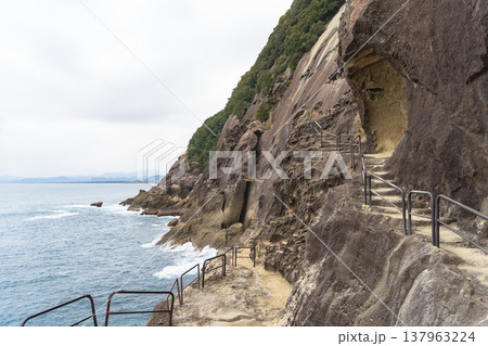三重県：鬼ヶ城をめぐる遊歩道【世界遺産・国指定名勝・日本百景】熊野市 137963224