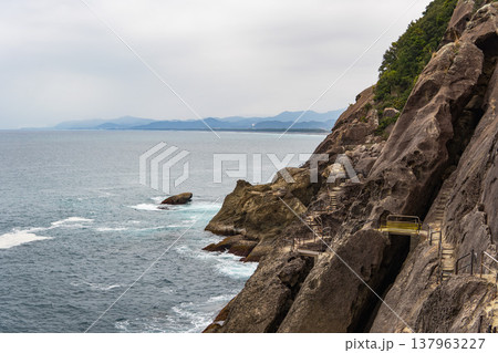 三重県：鬼ヶ城と海【世界遺産・国指定名勝・日本百景】熊野市 137963227