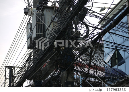 タイ、プーケット ぐちゃぐちゃの電線 タイ、プーケット ぐちゃぐちゃの電線 137963288