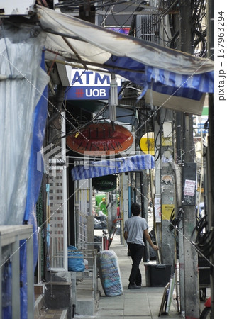 タイ、プーケット　パトンビーチの街並み 137963294