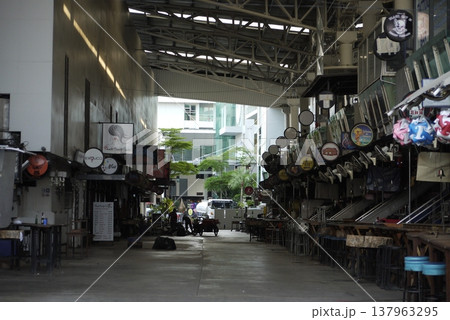 タイ、プーケット　パトンビーチの街並み 137963295