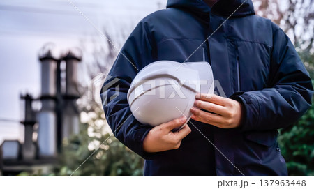 作業員がヘルメット持つ 137963448