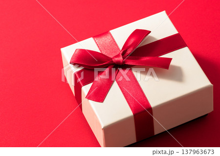 シンプルなリボンの付いたプレゼント箱 137963673