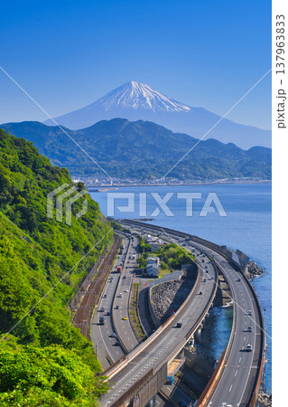 【静岡県】薩埵峠から眺める富士山 【静岡県】薩埵峠から眺める富士山 137963833